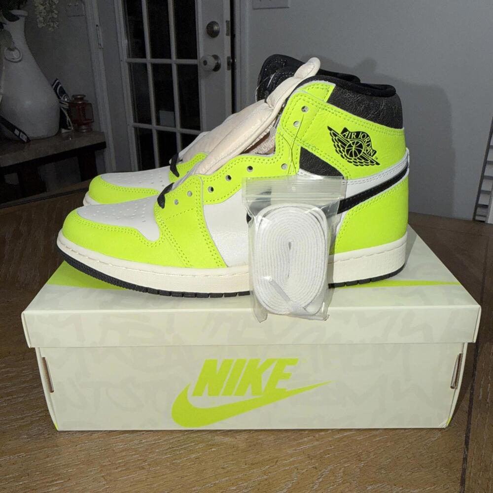 *NEW* Nike Air Jordan1 High OG Volt Visionaire 555088-702 sz 9 New W/box & Tags